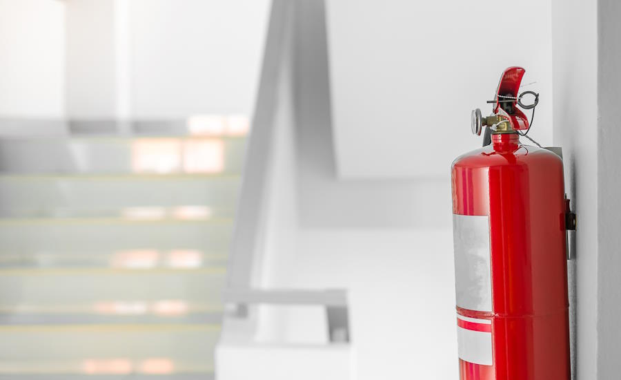 en eller flera brandsläckare i trapphus och andra gemensamma utrymmen i en bostadsrättsförening borde vara en så kallad no brainer vad gäller brandskydd