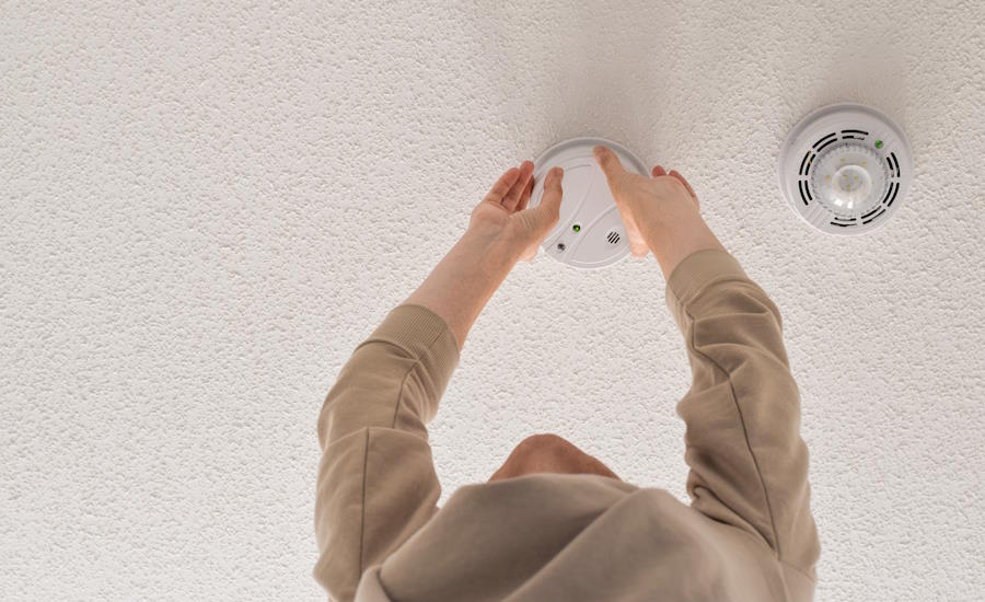 något som är extremt underskattat vad gäller brandskydd är faktiskt brandvarnarna dessa små rackare gör verkligen skillnad mellan liv och död varav det är ack så viktigt att testa dem årligen helst varje månad och sedermera byta ut dem med jämna mellanrum lika viktigt är det att ha flera rökdetektorer och värmevarnare utspridda i olika delar av bostaden