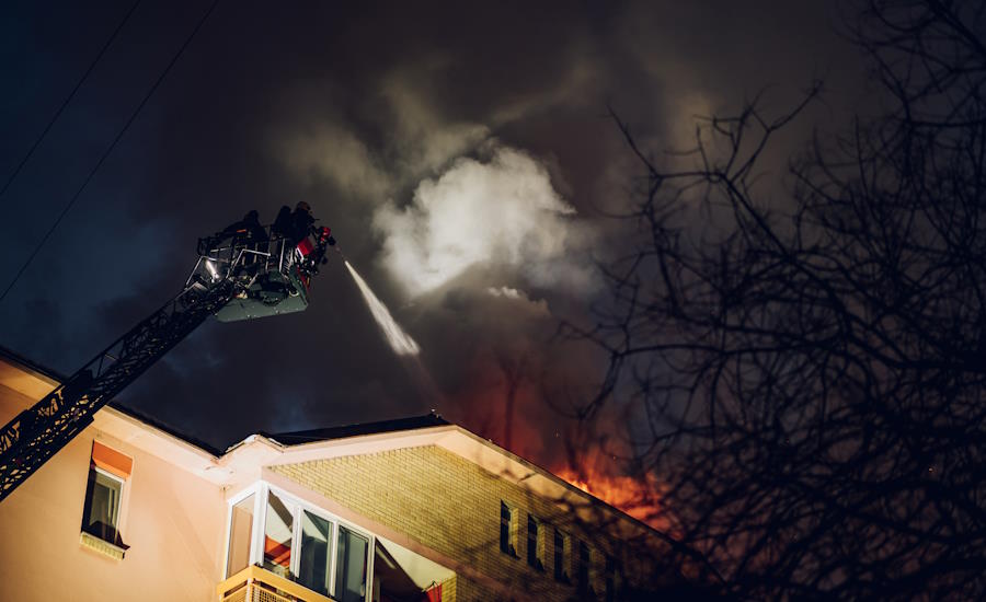alldeles för många bränder uppstår årligen i bostäder här i Sverige och andra länder hela 6000 flerbostadshus drabbas varje år i vårt avlånga land
