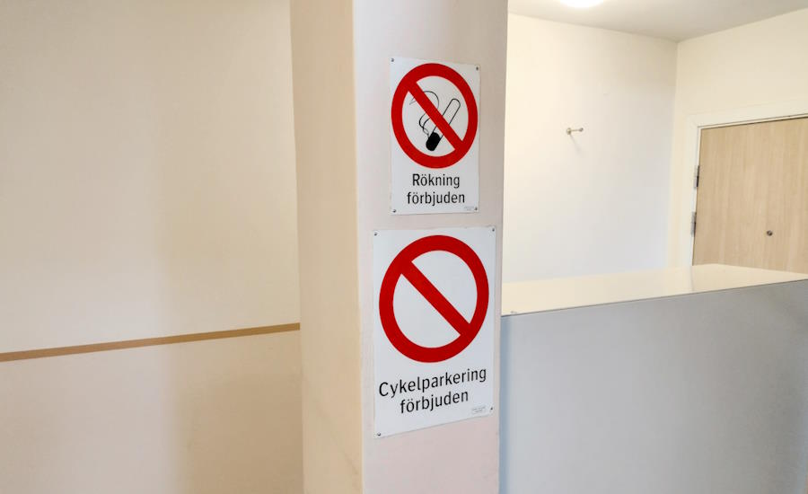 här i trapphuset hos denna BRF har man gjort det klart och tydligt att rökning är förbjudet och likaså cykelparkering vilket även innefattar barnvagnar elsparkcyklar och annat som kan hindra snabb evakuering dessa prylar hör hemma i avsett förrådsutrymme och inget annat