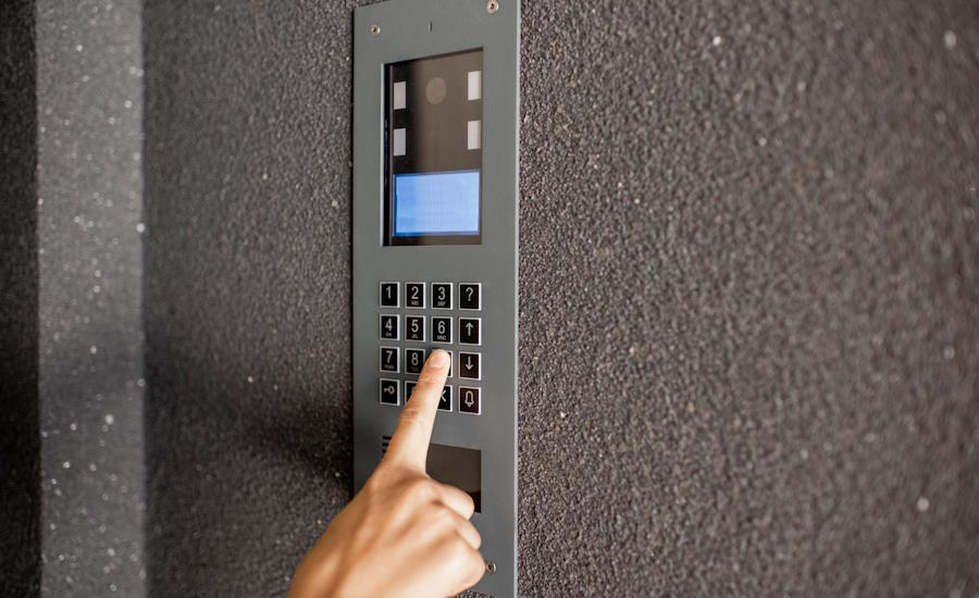 modern intercom dvs porttelefon av digital variant här kan besökare och gäster enkelt ringa på rätt lägenhet och bli insläppta i entrén direkt från lägenheten
